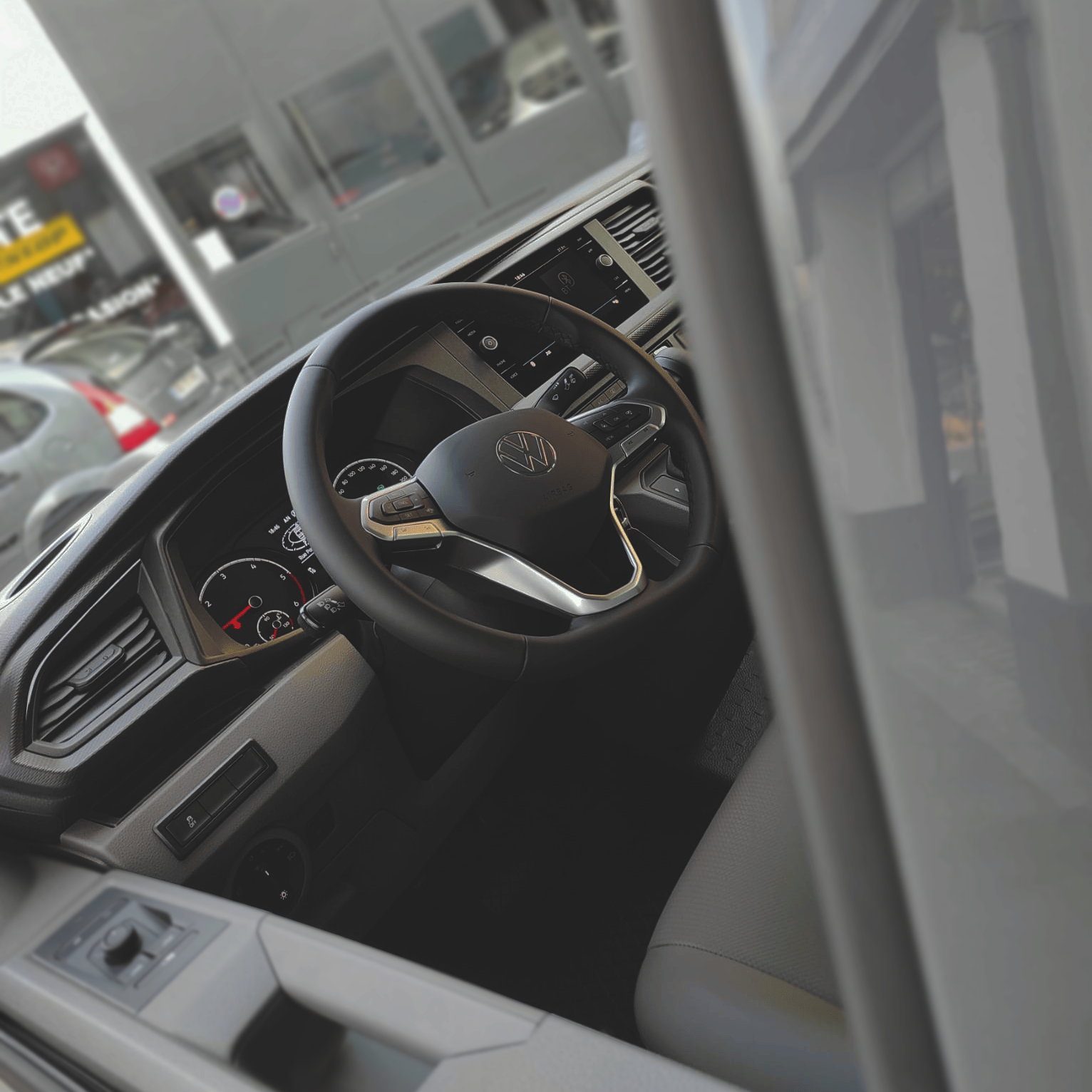 Le nettoyage à la vapeur est une méthode efficace pour maintenir une hygiène impeccable. Il permet de se débarrasser des saletés tenaces et des germes indésirables. De plus, cette technique respecte l'environnement car elle n'utilise pas de produits chimiques agressifs. Par conséquent, en utilisant cette méthode, vous pouvez avoir la tranquillité d'esprit d'avoir un espace propre et sain pour vous et votre famille. Alors, n'hésitez plus et optez pour le nettoyage à la vapeur, la solution idéale pour une propreté maximale! Optez pour le nettoyage à la vapeur, la solution idéale pour une propreté maximale de votre véhicule, pour vous et votre famille.