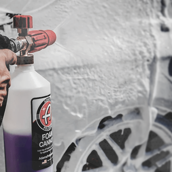 Lavage auto professionnel à Lille, combinant nettoyage extérieur et intérieur pour une brillance impeccable et une protection durable de la carrosserie