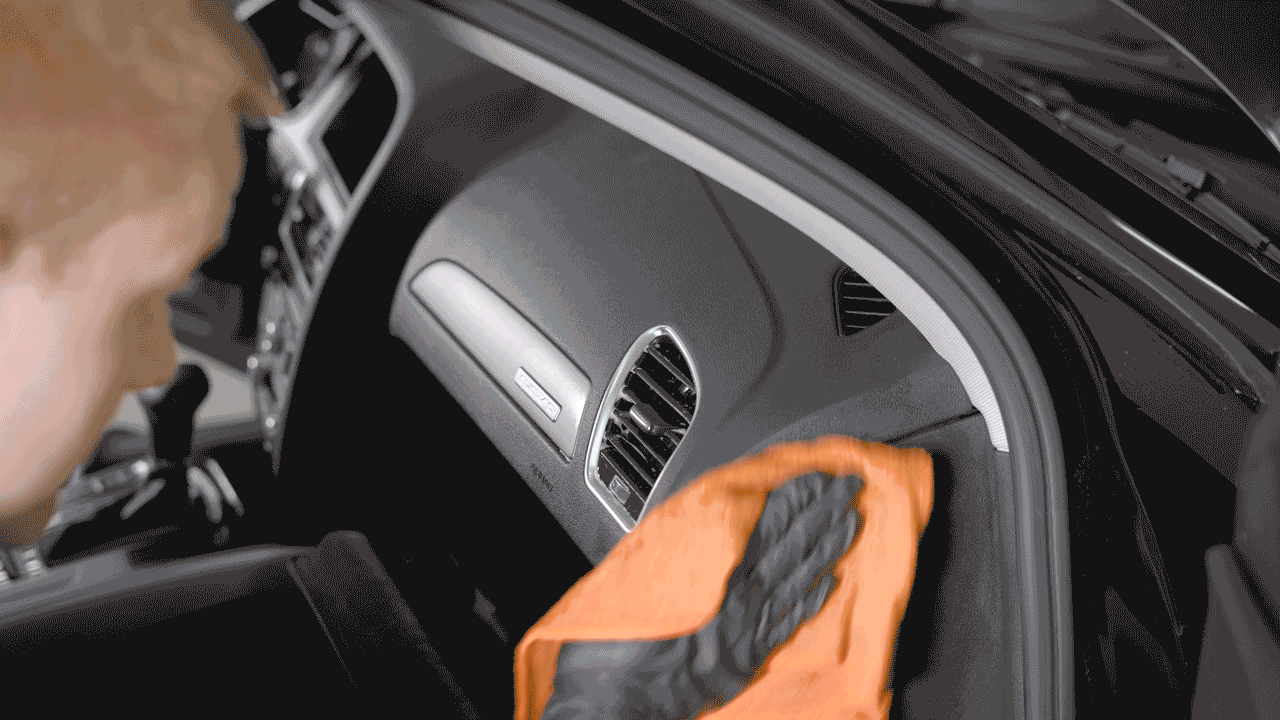 Rénovation de phares ternis, nettoyage moteur soigné et débosselage sans peinture à Halluin – services de detailing auto pour retrouver l’éclat de votre véhicule sans passer par la carrosserie.